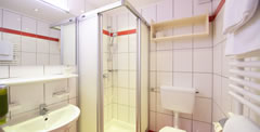 Beräumiges Badezimmer im Wohlfühlresort & Feriengut Martinerhof